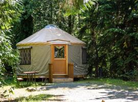 Mount Vernon Camping Resort 16 ft. Yurt 6, glamping en Bow