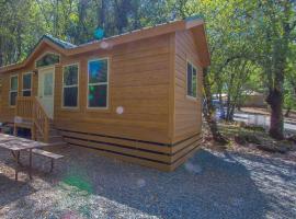 Ponderosa Camping Resort One-Bedroom Cabin 4, akomodasi dapur lengkap di Lotus