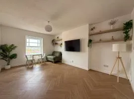 Spacious Central Flat with Parking