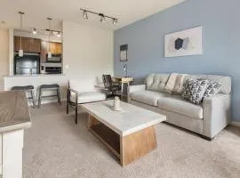 Landing Beautiful 1BD Pool Gym