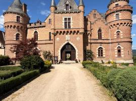 Château de Maulmont, готель у місті Saint-Priest-Bramefant