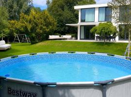 Luxury family villa with a large private garden and swimming pool, hotel a la Haia
