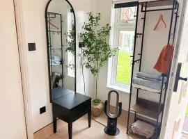 Garden Nest, Free Parking , Private Access , WiFi , 5 mints Drive to Luton airport , Train station, Town centre , M1