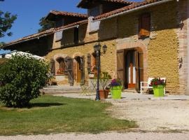 La Ferme de Menoun, hotel sa bazenima u gradu Thil