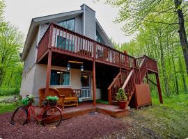 Blakeslee में, होटल WOW!! Ultimate Pocono Retreat Hot Tub, Game Room, Fire Pit, Near Lakes & Hiking!