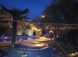 Demeure pierre 12 couchages piscine chauffée et jacuzzi, ξενοδοχείο σε Abzac
