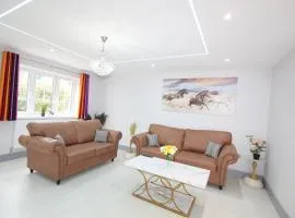 Elegant 4 Bed 3 Bath House & Parking by CozyNest