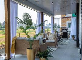Brand New Pond Paradise - Firetable - King Bed - AC - BBQ, hotell i Edmonton