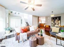 Chic 6BDRM Getaway - KingBed - Patio - BBQ - Garage - Wifi