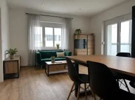 2 Schlafzimmer - Wohnzimmer mit offener Küche und Balkon - 4 Betten
