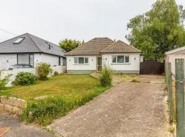 3BR Bungalow with Garden for up to 6 guests