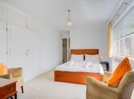 Charming 2BR Detached Bungalow & Beautiful Views