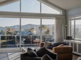 Stunning new Bach with Lake views, hotel a Kinloch