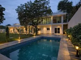 GoBravo 102 6BHK Duplex Villa with Private Pool & Garden - Near Delhi Airport Yashobhoomi Cyber City Udyog Vihar
