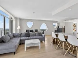3BR Penthouse with Skyline Views & Patio