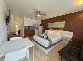 Warm and Inviting Beach Studio Near Pompano Pier Apt4