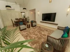 Azure Luxury 3-Bedroom Penthouse Candolim, Next to Novotel and Starbucks, close to Beach - By Lembranca