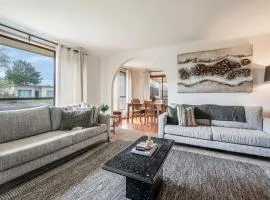 Solander's Retro Residence - Group Stay by the Beach