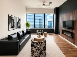 Downtown Dallas Penthouse with City Views, Free Parking, Gym & Pool