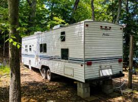 Lakefront RV Cottage in Parry Sound #10, hotel u gradu Pari Saund