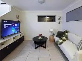 Calm Hideaway - Townhouse with Pool Access & Garage