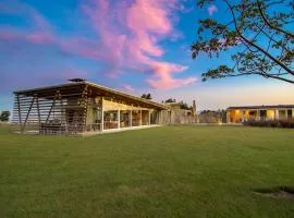 Kina Retreat - Main House with Pool Access