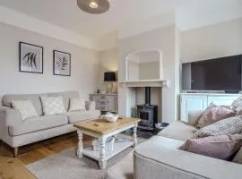 Beachcomber, Dog-Friendly Coastal Cottage Close to the Beach