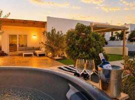 Chalet Emily Alpine Chic with Hot Tub and Ocean View By Lanzarote Vacation Homes, hotel a Costa Teguise