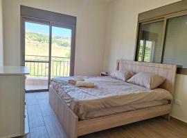 Mountain breeze apartment، فندق في زحلة
