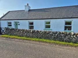 Beautiful 2-Bed semi rural cottage enclosed garden