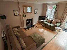 Modern 3 Bedroom house, free parking, town centre