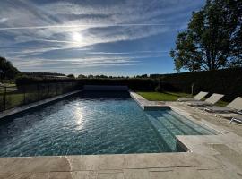 La Grange de Léonie - Gîtes avec Spas privatifs et Piscine, hotel di Vierzon