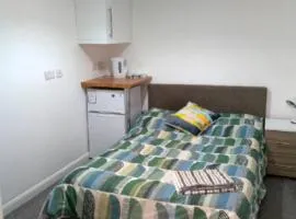 1 bed Sleeps 2 Free Parking shared house