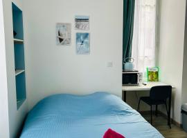 Studio au pied du Château Wi-Fi Proche Gare, hotel u gradu Monlison
