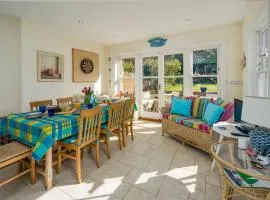 Family pet-friendly 4 double bed home in heart of Seaview
