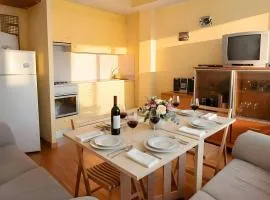 Apartamento en la zona baja rodeado de bares y supermercados con garaje incluido