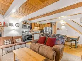 Newly remodeled cabin-style condo near skiing & attractions - dogs welcome