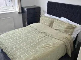 Large Double Room 5 Min Walk to Station and Docks