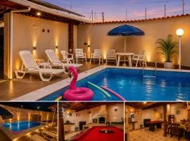 Casa Lindíssima e Espaçosa com 2 Piscinas - Adulto e Infantil, Perto da Praia, Opção da Piscina Adulto Aquecida Cobrado à Parte, 4 Quartos Frente as Piscinas, Área Gourmet Completa com Churrasqueira, Forno e Fogão a Lenha, Mesa de Bilhar, Lareira na Sala