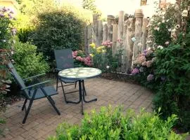 Wohlfühloase mit Terrasse im Garten & Privatparkplatz