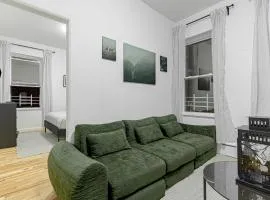 Modern 2BR Near LaGuardia & Subways