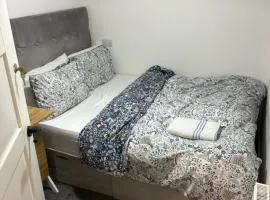 Modern Double Room 5 Min Walk to Station and Docks