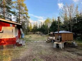 An idyllic little summer cottage in the middle of the nature with Hot tub