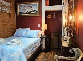 Rooms in a Luxurious Colonial Townhouse