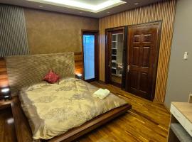 SmitAnu Villa - Modern 3 Bedrooms Villa with Rooftop Terrace – hotel w mieście Floréal