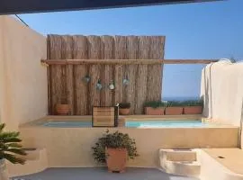 Casa Itaca luxury apartments with private jacuzzi and sea view in Finikia - Oia