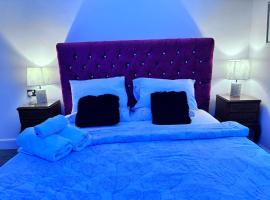 2BR Comfortable Spacious Furnished Property with Parking, Hotel in Bradenham