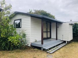 1 Double and 1 Sofa Beds Garden Chalet, hotel u gradu Okland
