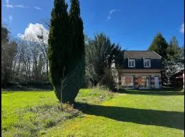 Petite maison à lorée du bois
