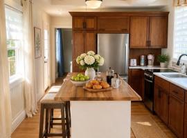 Honey & Hook Tiny Home with Breakfast, hotell i St. Catharines